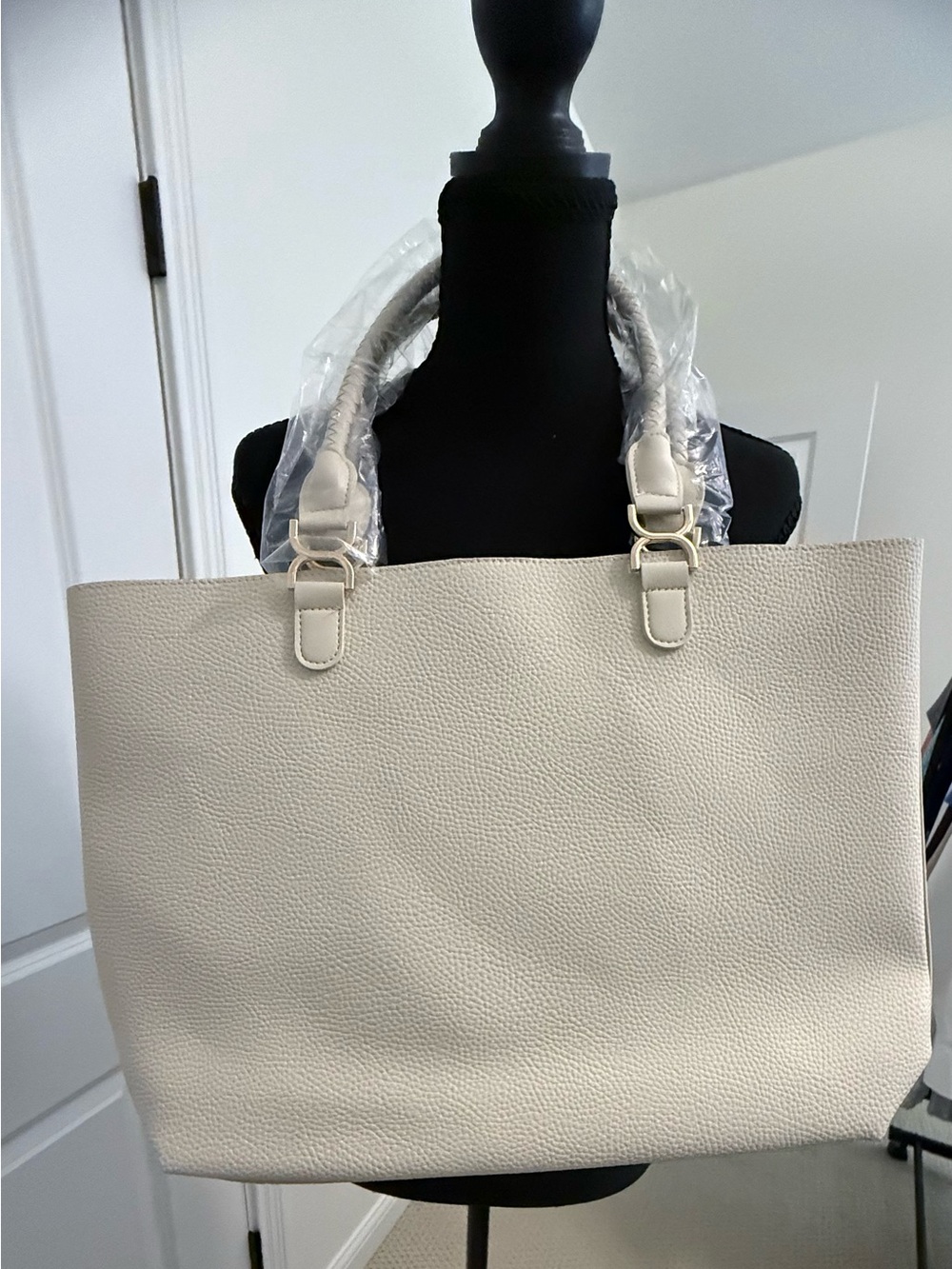 Classic Women's vegan Leather Tote Bag in Cream
